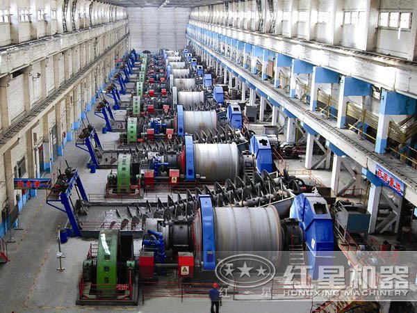 山西金礦浮選設(shè)備生產(chǎn)線現(xiàn)場:球磨機(jī) 山西金礦浮選設(shè)備生產(chǎn)線現(xiàn)場:球磨機(jī)