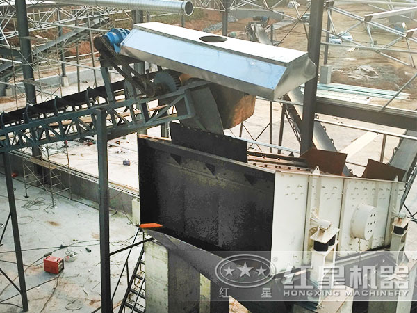 湖南某豆石破碎加工現(xiàn)場：帶振動篩、輸送帶