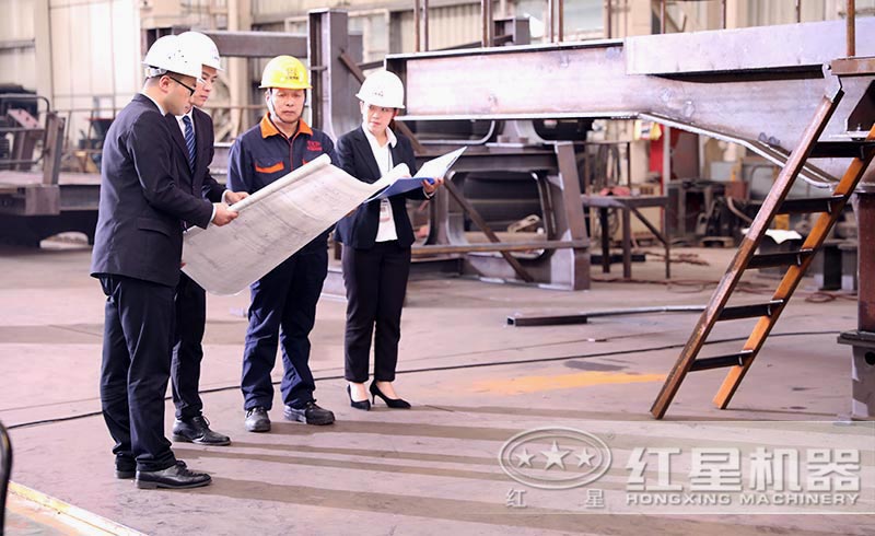 技術(shù)人員為客戶介紹不同制沙機(jī)的特點(diǎn)，以及價(jià)格分析