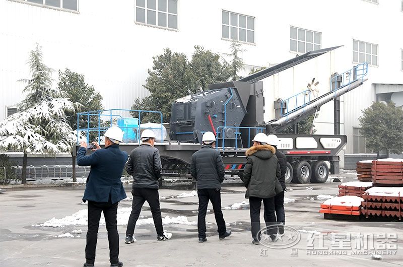 車載流動(dòng)碎石機(jī)廠家價(jià)格實(shí)惠，客戶現(xiàn)場(chǎng)參觀