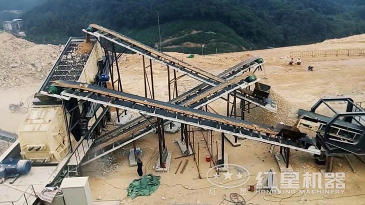 石灰石移動(dòng)破碎生產(chǎn)線現(xiàn)場