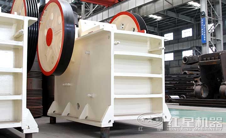 普通鄂式破碎機，性價比高，飛輪設計運行穩定