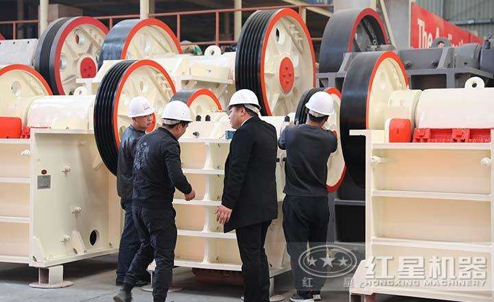 客戶到場參觀，專業技術人員全程講解