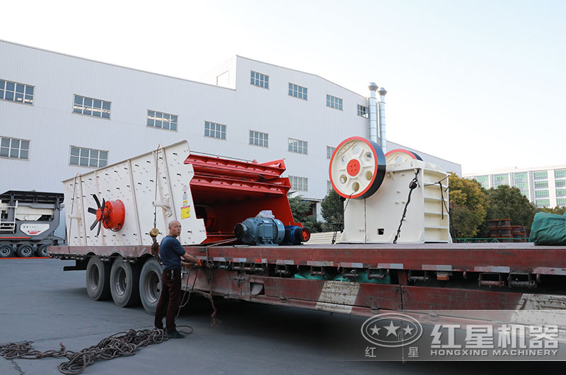 750破碎機(jī)設(shè)備裝車、發(fā)貨 750破碎機(jī)設(shè)備裝車、發(fā)貨