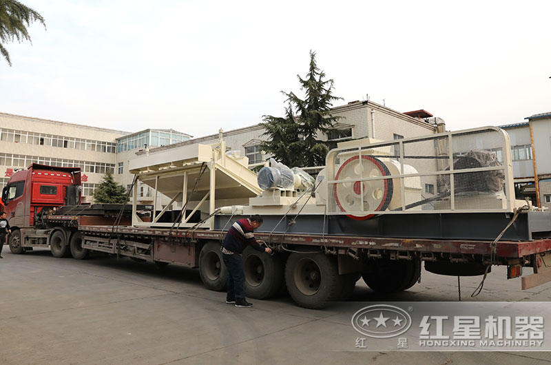 對輥機設備現貨發往客戶現場 對輥機設備現貨發往客戶現場