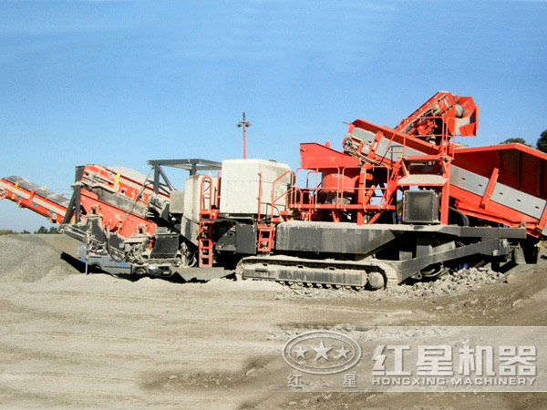 車(chē)頭牽著就跑的流動(dòng)石子機(jī)馳騁于砂石廠(chǎng)3