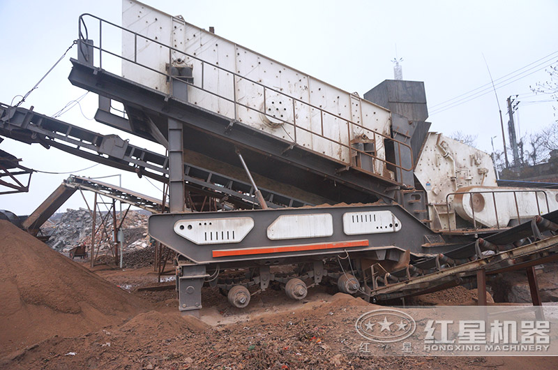 移動式反擊式破碎機(jī)作業(yè)現(xiàn)場 移動式反擊式破碎機(jī)作業(yè)現(xiàn)場