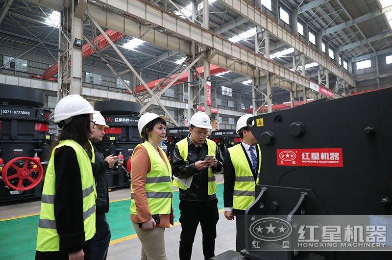 客戶來(lái)廠考察鄂破機(jī)設(shè)備 客戶來(lái)廠考察鄂破機(jī)設(shè)備