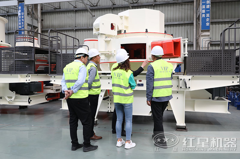 客戶來廠考察石頭制砂機設備 客戶來廠考察石頭制砂機設備