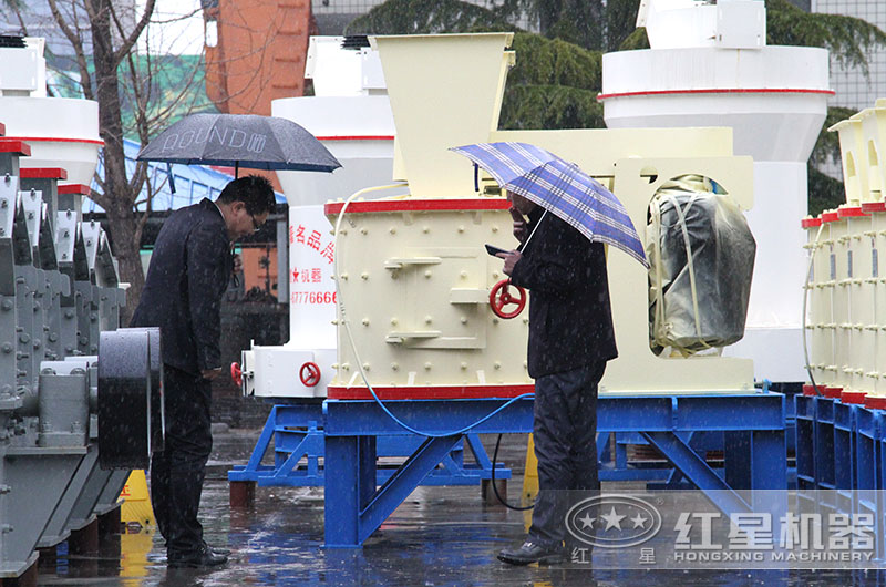 客戶來廠參觀考察立軸復(fù)合制砂機 客戶來廠參觀考察立軸復(fù)合制砂機