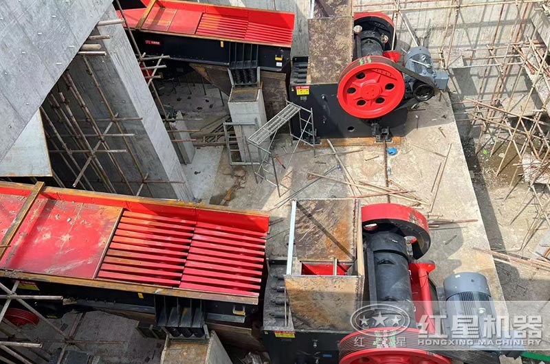 鄂式破碎機(jī)破碎現(xiàn)場(chǎng) 鄂式破碎機(jī)破碎現(xiàn)場(chǎng)