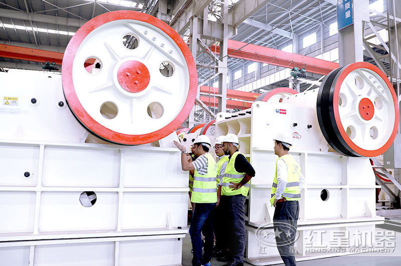 客戶來廠考察破石頭機器 客戶來廠考察破石頭機器