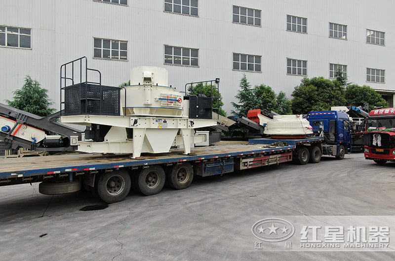 整套碎石制砂設(shè)備裝車發(fā)貨現(xiàn)場(chǎng) 整套碎石制砂設(shè)備裝車發(fā)貨現(xiàn)場(chǎng)