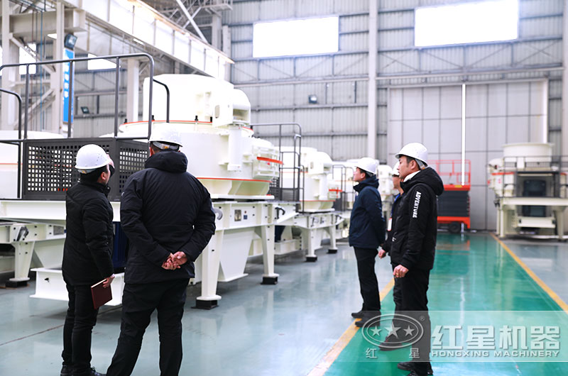 客戶一行來廠考察制砂機設(shè)備 客戶一行來廠考察制砂機設(shè)備